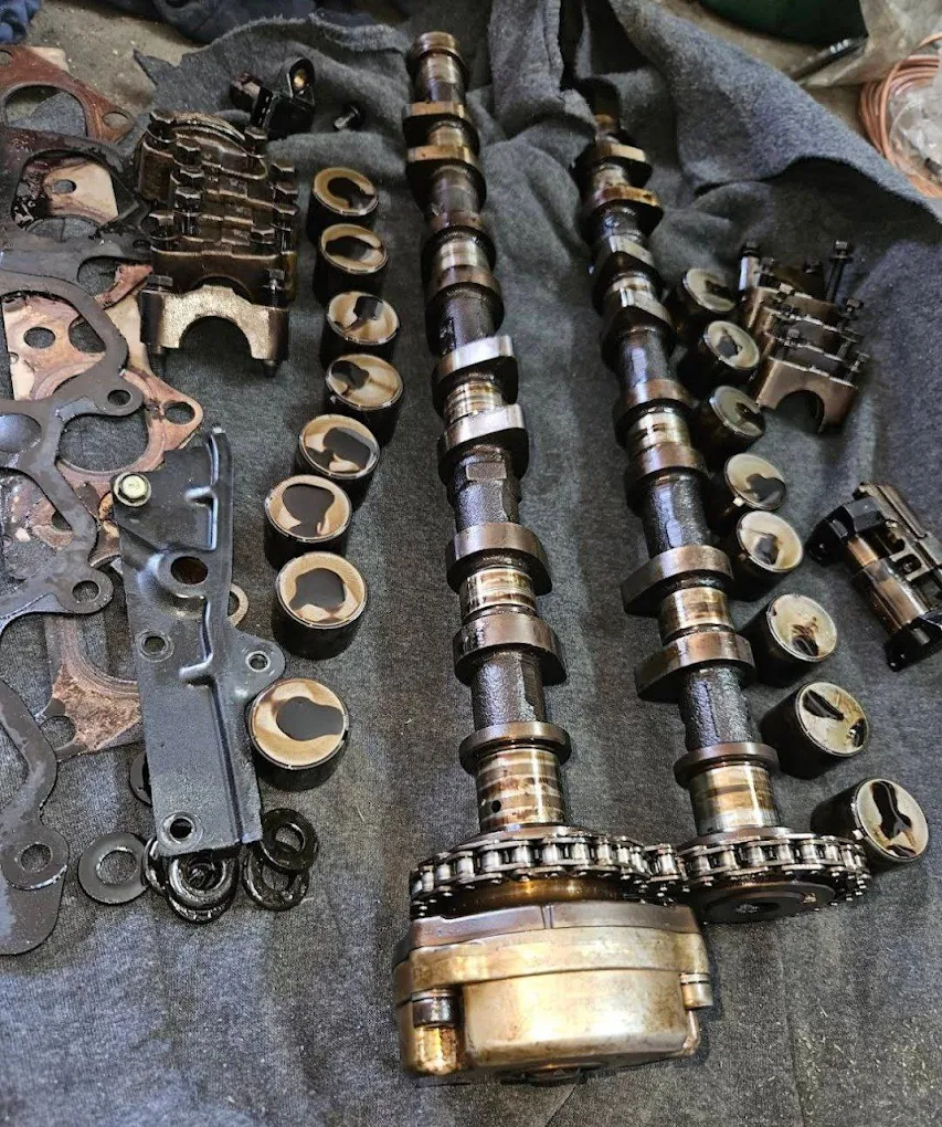 Wałki rozrządu i elementy silnika po demontażu – profesjonalna regeneracja i naprawa silników w Warsztat u Kałmara, Tczew, ul. Jagiellońska 54.