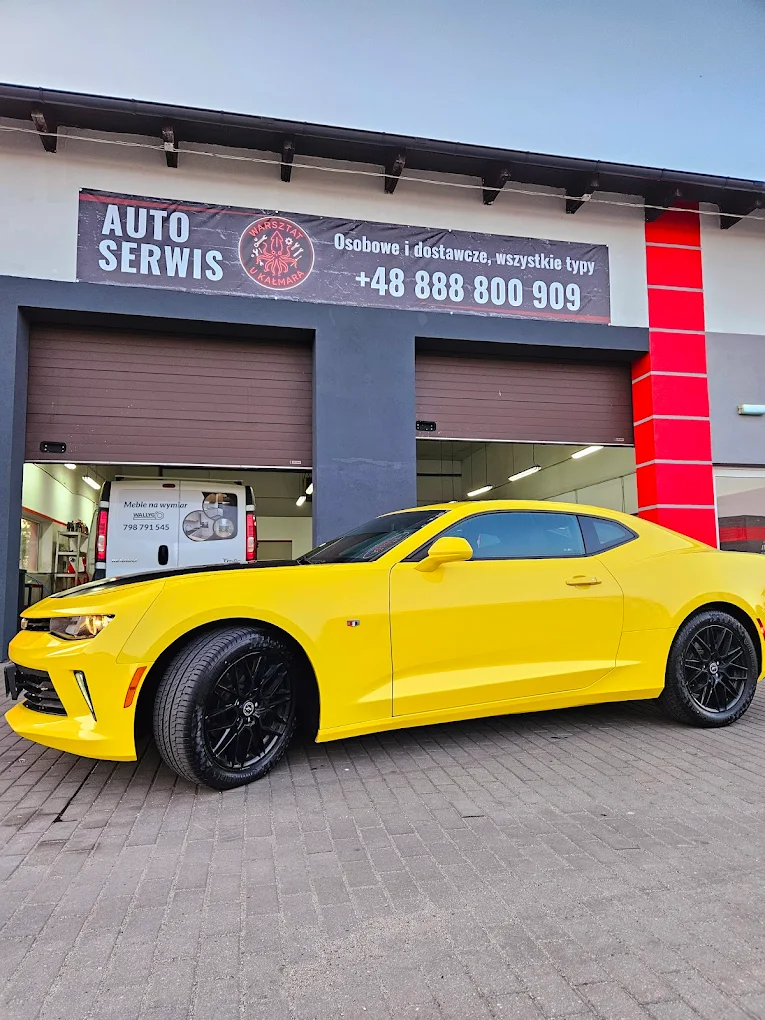 Samochód w trakcie naprawy silnika w warsztacie samochodowym Warsztat u Kałmara w Tczewie – kompleksowa mechanika pojazdowa.