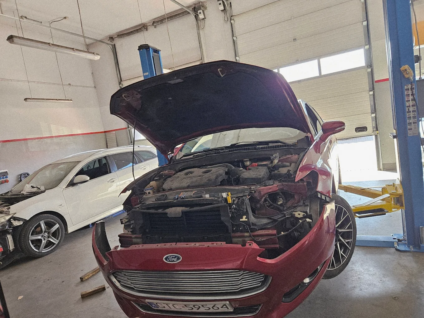 Samochód w trakcie naprawy silnika w warsztacie samochodowym Warsztat u Kałmara w Tczewie – kompleksowa mechanika pojazdowa.